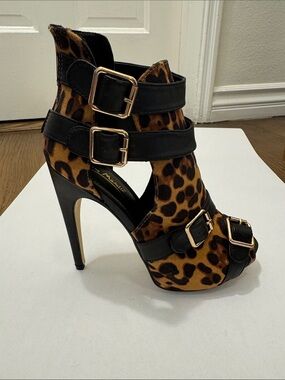NWT Anne Michelle Leopard Print Peep-Toe Heeled Booties with Black Straps